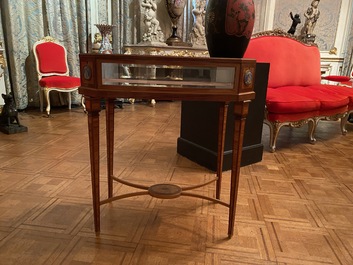 Een Franse houten marqueterie tafelvitrine met Wedgwood plaquettes, 2e helft 19e eeuw