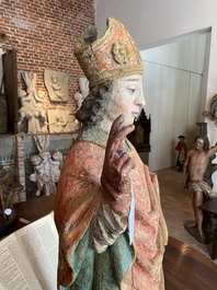 Grand saint &eacute;v&ecirc;que en ch&ecirc;ne sculpt&eacute; et polychrom&eacute;, Allemagne, Rhin sup&eacute;rieur, fin du 15&egrave;me