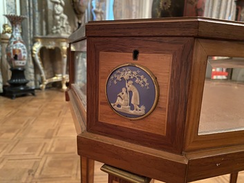 Une table vitrine en marqueterie orn&eacute;e de plaques en c&eacute;ramique de Wedgwood, France, 2&egrave;me moiti&eacute; du 19&egrave;me