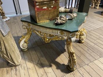Une table de style baroque en bois polychrome et dor&eacute;, Italie, 19&egrave;me