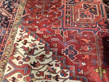 Grand tapis Heriz &agrave; d&eacute;cor ornemental, d&eacute;but du 20&egrave;me