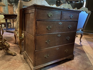 An English oak wooden chest with two short and three long drawers, 18th C.