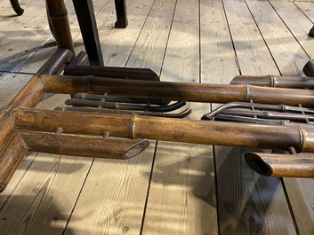 Table japonisante en bambou avec le dessus en bois marquet&eacute;, 19/20&egrave;me