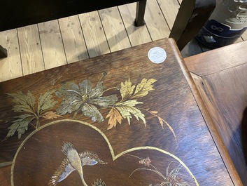 Table japonisante en bambou avec le dessus en bois marquet&eacute;, 19/20&egrave;me