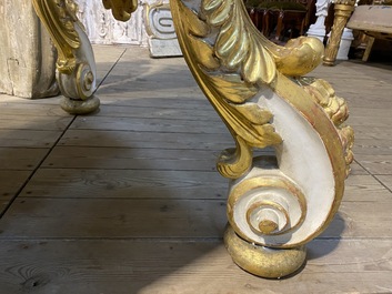 Une table de style baroque en bois polychrome et dor&eacute;, Italie, 19&egrave;me