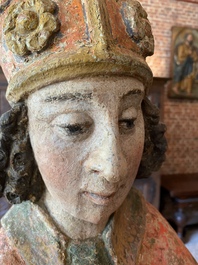 Grand saint &eacute;v&ecirc;que en ch&ecirc;ne sculpt&eacute; et polychrom&eacute;, Allemagne, Rhin sup&eacute;rieur, fin du 15&egrave;me