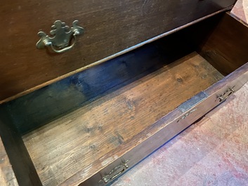 An English oak wooden chest with two short and three long drawers, 18th C.