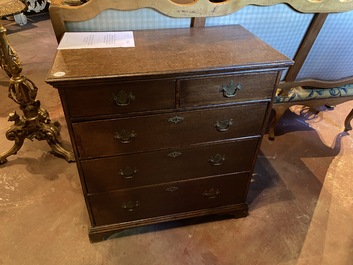 An English oak wooden chest with two short and three long drawers, 18th C.