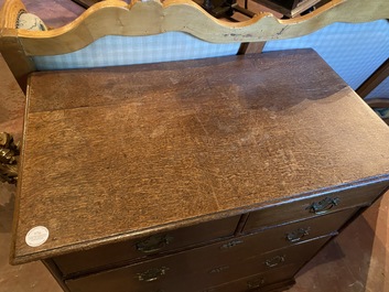 An English oak wooden chest with two short and three long drawers, 18th C.