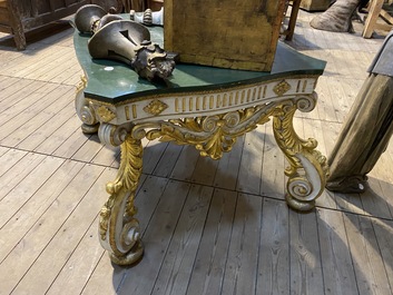 Une table de style baroque en bois polychrome et dor&eacute;, Italie, 19&egrave;me