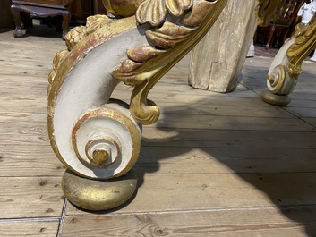 Une table de style baroque en bois polychrome et dor&eacute;, Italie, 19&egrave;me