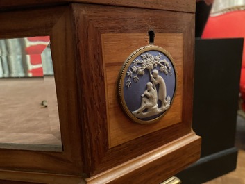 Une table vitrine en marqueterie orn&eacute;e de plaques en c&eacute;ramique de Wedgwood, France, 2&egrave;me moiti&eacute; du 19&egrave;me