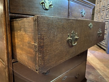 An English oak wooden chest with two short and three long drawers, 18th C.