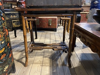 Table japonisante en bambou avec le dessus en bois marquet&eacute;, 19/20&egrave;me