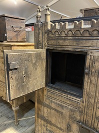 Een Gotisch houten kabinet met smeedijzeren beslag, Duitsland of Frankrijk, 15/16e eeuw en later