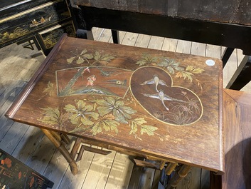 Table japonisante en bambou avec le dessus en bois marquet&eacute;, 19/20&egrave;me