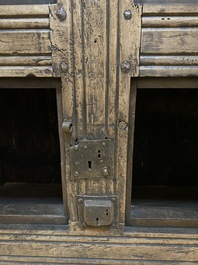 Cabinet de style gothique en bois mont&eacute; en fer forg&eacute;, Allemagne ou France, 15/16&egrave;me et apr&egrave;s