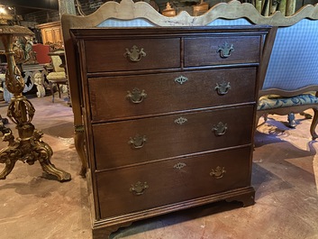 An English oak wooden chest with two short and three long drawers, 18th C.