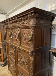 Een Vlaamse houten Renaissance vijfdeurskast, 17e eeuw