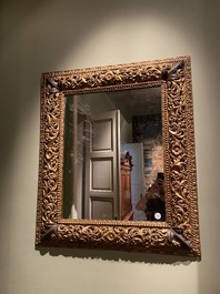 Miroir en bois finement sculpt&eacute; et dor&eacute;, probablement Italie, 17/18&egrave;me