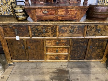 Een Chinese olmenhouten dressoir of sideboard, 19/20e eeuw