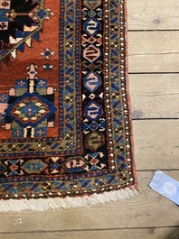 Long tapis oriental en laine &agrave; d&eacute;cor floral et de motifs g&eacute;om&eacute;triques, 20&egrave;me