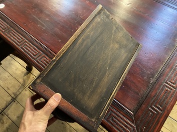 Bureau et fauteuil en bois &agrave; patine rouge finement sculpt&eacute;, Japon, 20&egrave;me