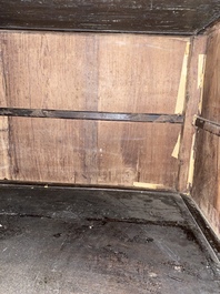 Un cabinet &agrave; quatre portes en bois et montures en laiton, Chine, 20&egrave;me