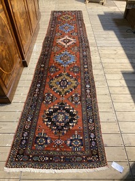Long tapis oriental en laine &agrave; d&eacute;cor floral et de motifs g&eacute;om&eacute;triques, 20&egrave;me