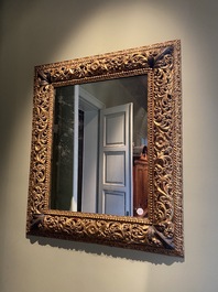 Miroir en bois finement sculpt&eacute; et dor&eacute;, probablement Italie, 17/18&egrave;me