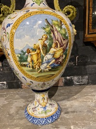 Een zeer grote polychrome Italiaanse majolica vaas, 1e helft 20e eeuw