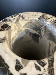 Paire de grands vases couverts en marbre 'Grand Antique' en noir et blanc, Italie, 20&egrave;me