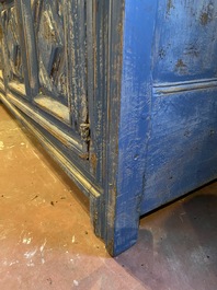 Een Franse blauwgepatineerde eikenhouten tweedeurskast, 20e eeuw met oudere elementen