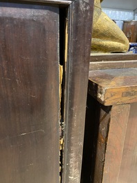 Een Chinese houten vierdeurskast met koperen monturen, 20e eeuw