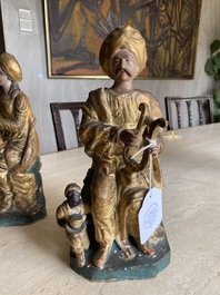 Een paar polychrome en vergulde terracotta figuren van een musicerend Moors koppel, Itali&euml;, 18/19e eeuw