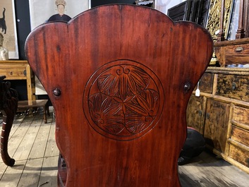 Bureau et fauteuil en bois &agrave; patine rouge finement sculpt&eacute;, Japon, 20&egrave;me