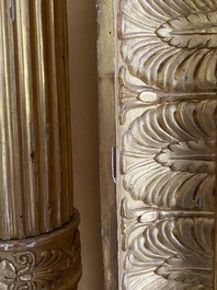 Important miroir de style Empire en bois sculpt&eacute; et dor&eacute; sur pi&egrave;tement en bois &agrave; patine faux-marbre, France, 19&egrave;me