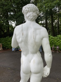 Een witgeschilderde betonnen sculptuur van Apollo, 20ste eeuw