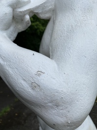 Een witgeschilderde betonnen sculptuur van Apollo, 20ste eeuw