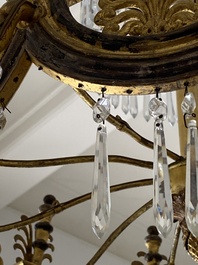 Een Duitse vergulde metalen, houten en geslepen glazen luchter met tien lichtpunten naar ontwerp van Karl Friedrich Schinkel, ca. 1830