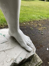 Een witgeschilderde betonnen sculptuur van Apollo, 20ste eeuw