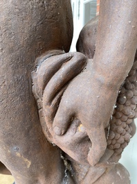 Een grote gietijzeren sculptuur van twee bacchanten, 20e eeuw