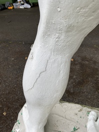 Een witgeschilderde betonnen sculptuur van Apollo, 20ste eeuw