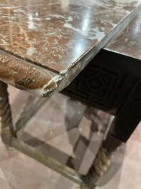 Een Franse mahoniehoutengefineerde commode met verguld bronzen monturen en marmeren blad, 18e eeuw