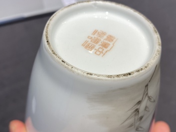 Twee paar Chinese vazen met Culturele Revolutie decor van boerinnen, &eacute;&eacute;n gesigneerd Kang Zhicheng 康志誠, Zhong Guo Jingdezhen Zhi 中國景德鎮製 merk