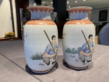 Trois paires de vases en porcelaine de Chine &agrave; d&eacute;cor de la R&eacute;volution Culturelle, marque de Zhong Guo Jing De Zhen Zhi 中國景德鎮製