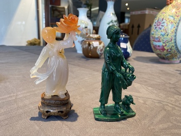Deux sculptures de filles de la R&eacute;volution Culturelle en agate et malachite, Chine
