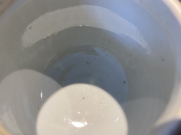 Th&eacute;i&egrave;re couverte en porcelaine de Chine &agrave; d&eacute;cor en grisaille d'une sc&egrave;ne d'Europ&eacute;ens, Qianlong