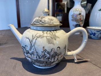 Th&eacute;i&egrave;re couverte en porcelaine de Chine &agrave; d&eacute;cor en grisaille d'une sc&egrave;ne d'Europ&eacute;ens, Qianlong