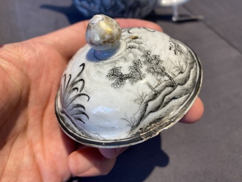 Th&eacute;i&egrave;re couverte en porcelaine de Chine &agrave; d&eacute;cor en grisaille d'une sc&egrave;ne d'Europ&eacute;ens, Qianlong